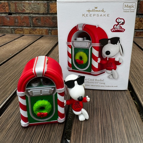 Hallmark The Peanuts Gang Snoopy Joe Cool Rocks! 2012 Ornament - Picture 1 of 2